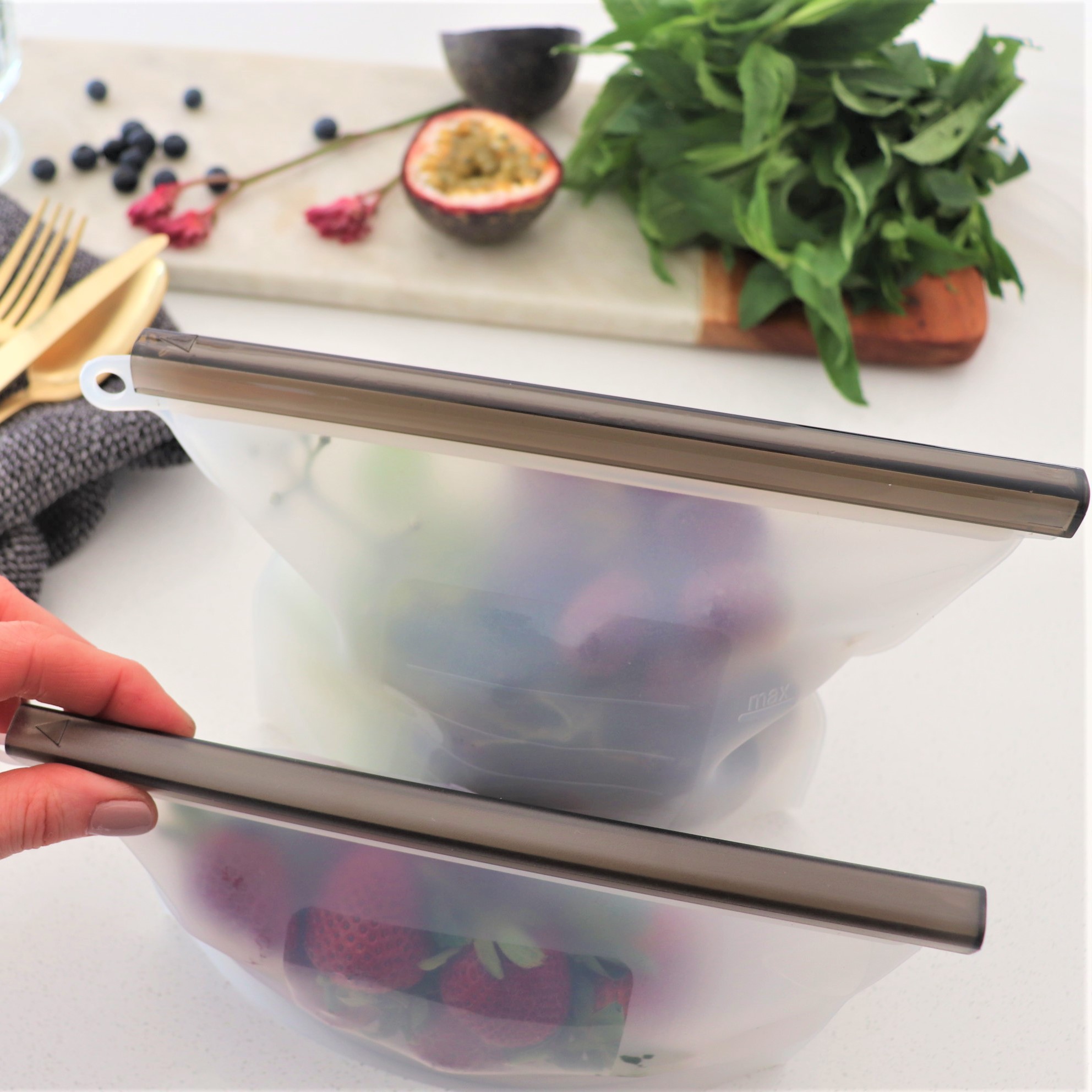 Medium Reusable Food Grade Silicone Zip Lock Food Pouches - 1000mL - 24 cms x 17.5 cms