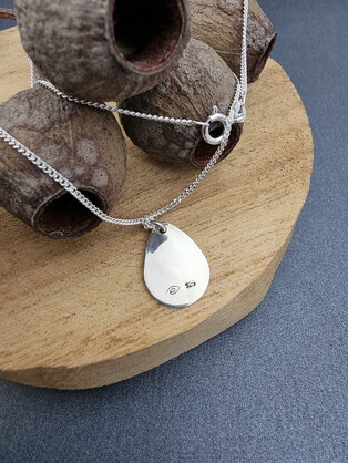 AUSSIE BUSH – KIRA Kookaburra teardrop necklace