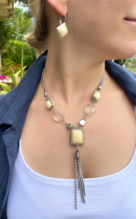 Elegant Necklace With Marble Patterned Stones