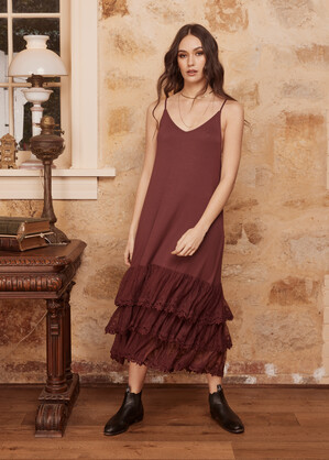 Evangeline lace dress. Bordeaux