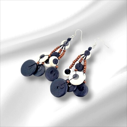 These earrings feature a harmonious blend of earthy tones and warm colours with exotic metal findings