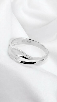 Intertwining strands of this sterling silver ring that gracefully weave together to converge at the top
