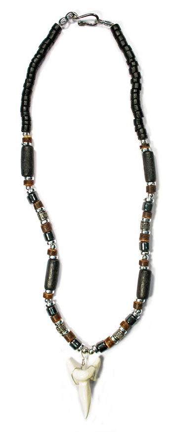 P4484  RESIN MAKO SHARKTOOTH CHOKER