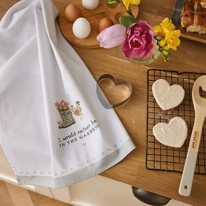 Hen House Lane Tea Towel & Cookie Cutter Set