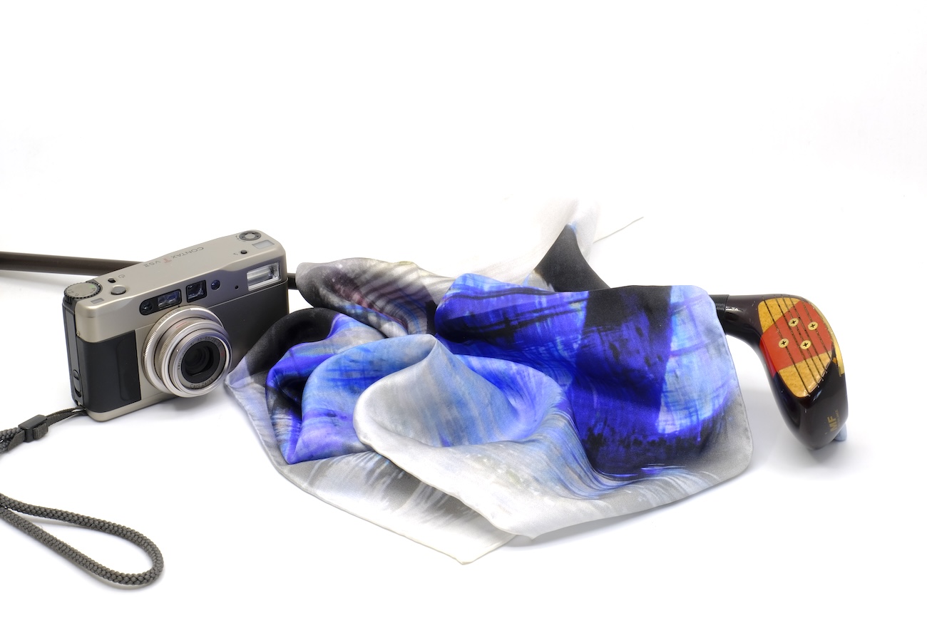 SILK TWILL MINI SCARF: Black Swans