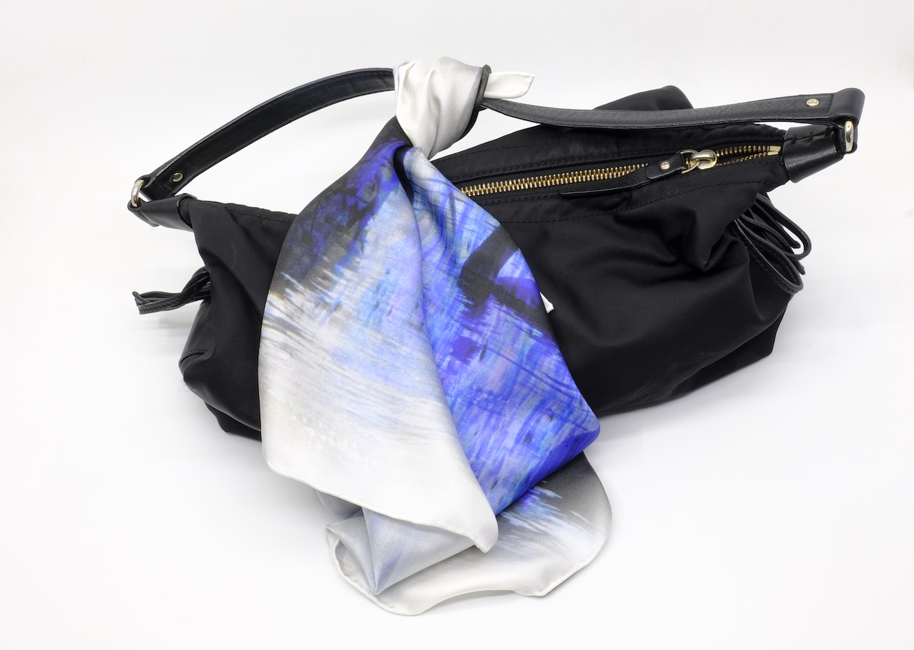 SILK TWILL MINI SCARF: Black Swans