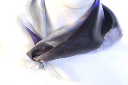 SILK TWILL MINI SCARF: Black Swans