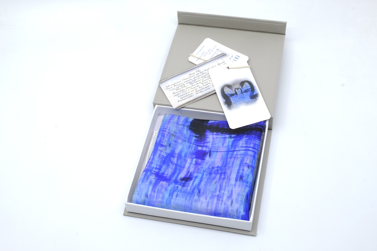 SILK TWILL MINI SCARF: Black Swans