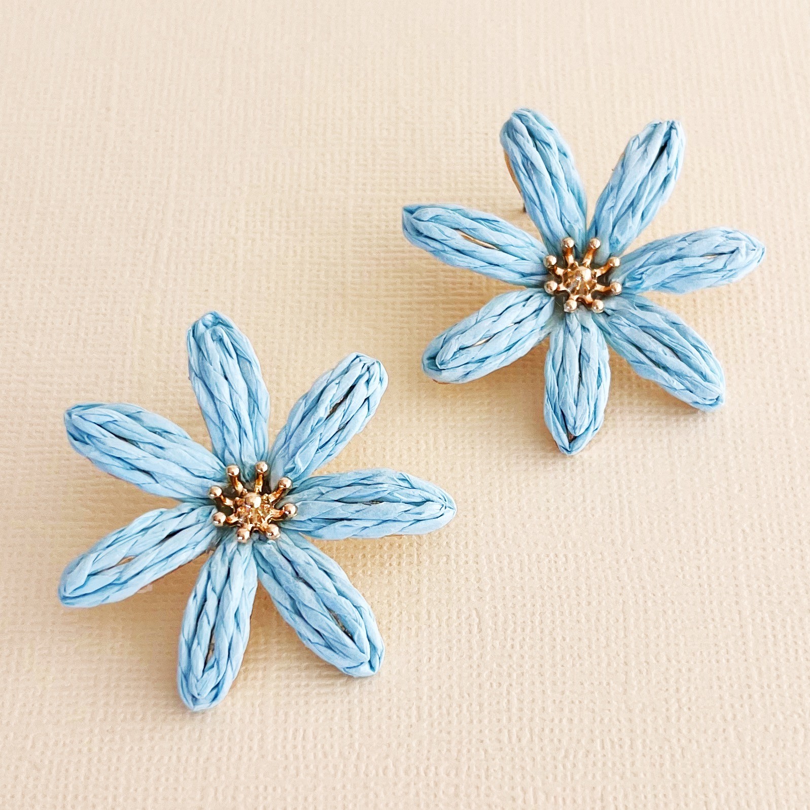 695 Tahitian Gardenia Earrings | Blue