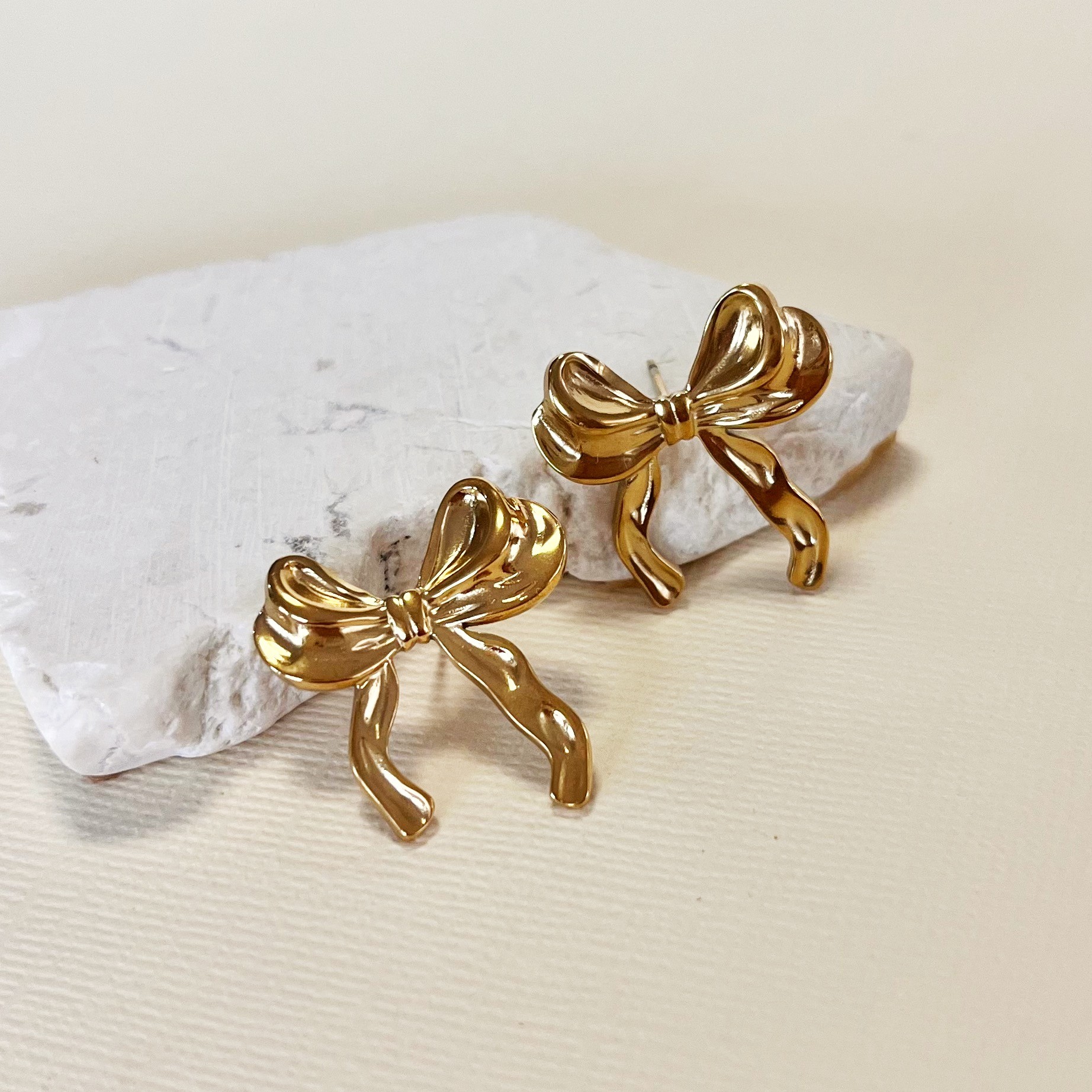 Laura Bow Earrings | Gold