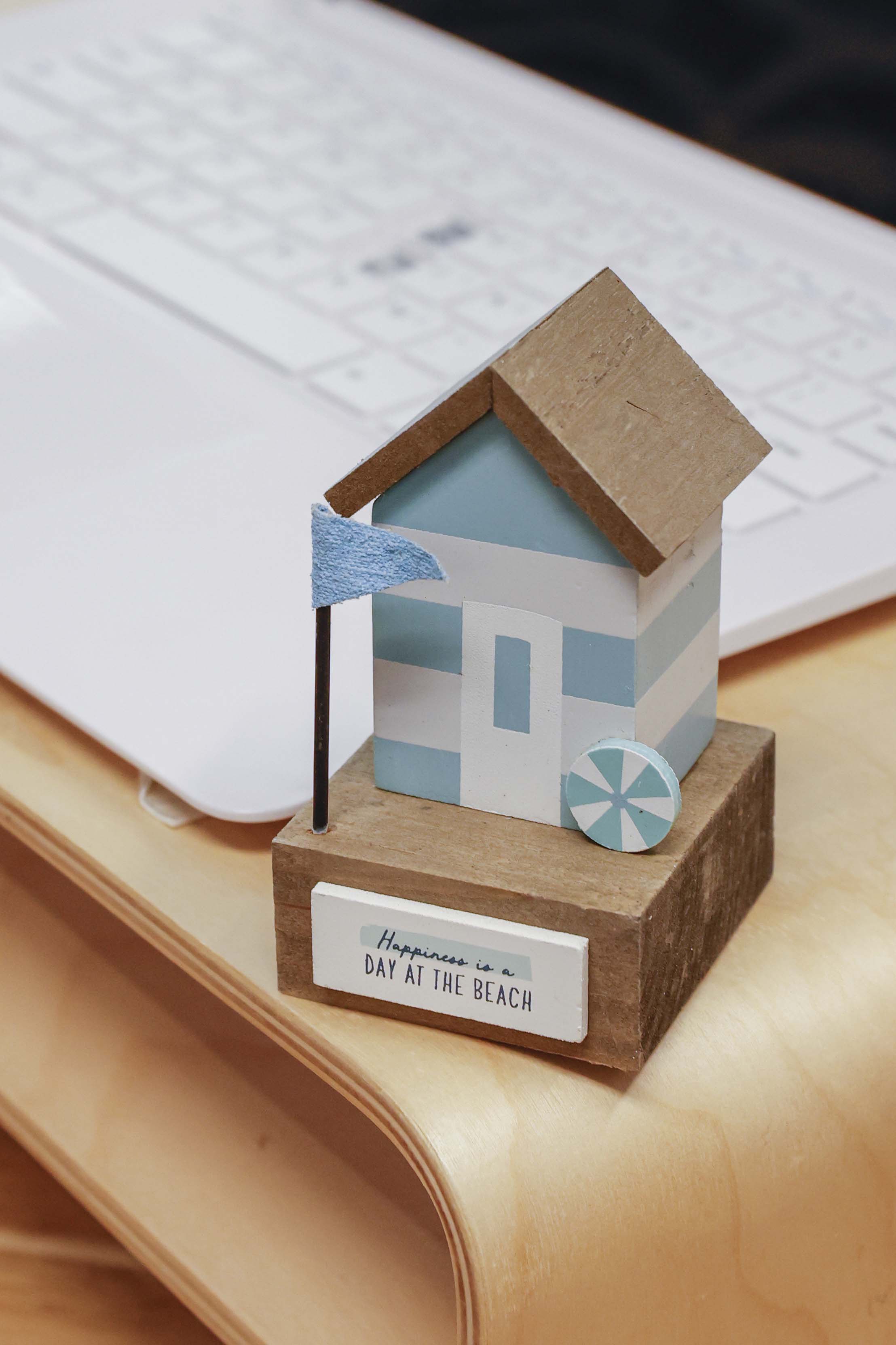 Wholesale JX269 "Happiness is a Day at the Beach" Home Decor, 6.2 x 5.