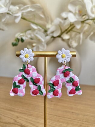 CHEQUE STRAWBERRY ARCH WITH DAISY EARRINGS | HANDMADE POLYMER CLAY EARRINGS
