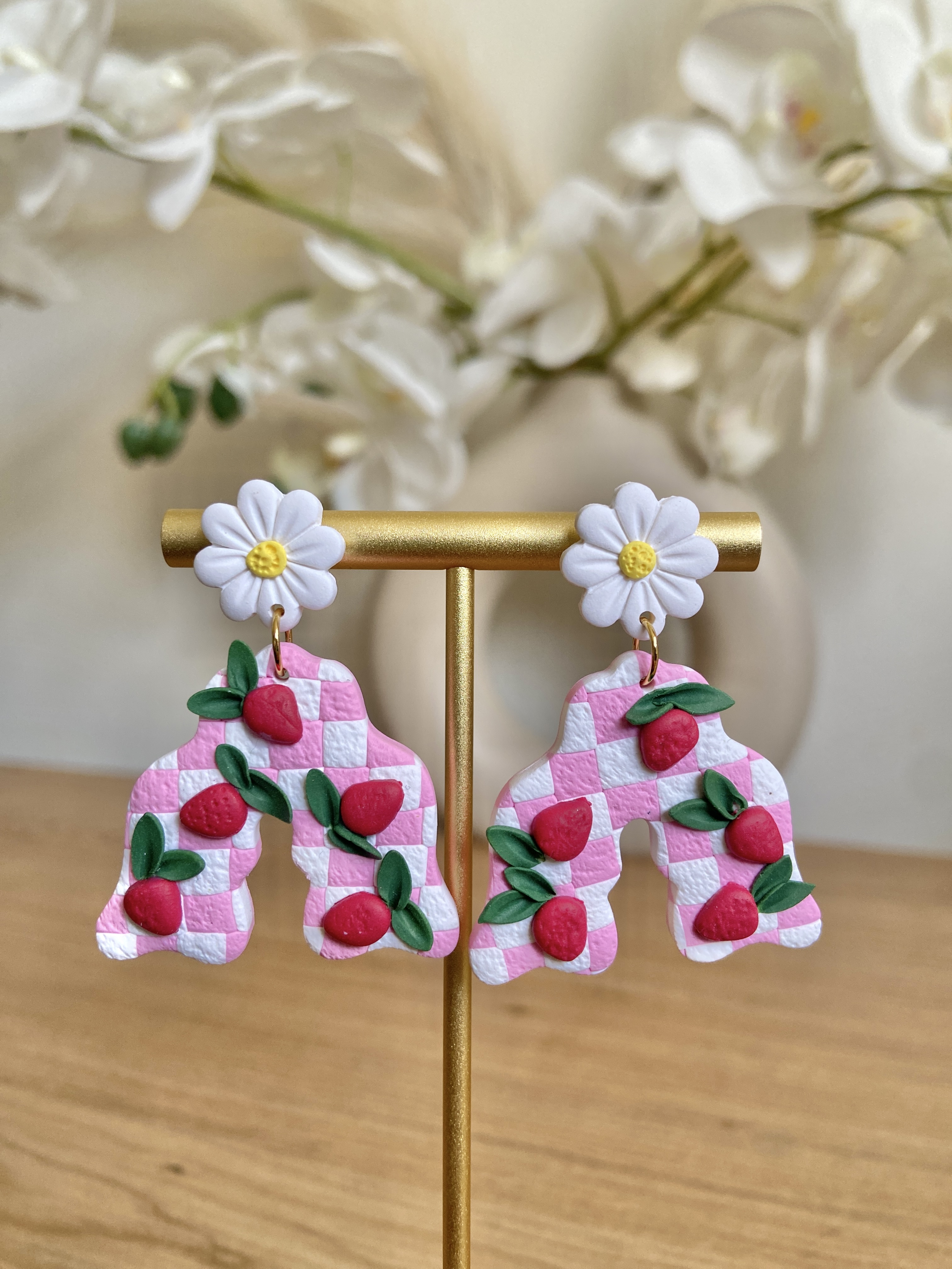 CHEQUE STRAWBERRY ARCH WITH DAISY EARRINGS | HANDMADE POLYMER CLAY EARRINGS