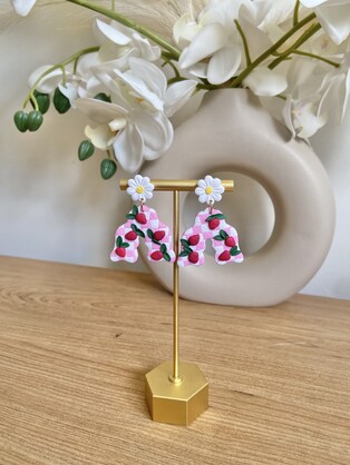 CHEQUE STRAWBERRY ARCH WITH DAISY EARRINGS | HANDMADE POLYMER CLAY EARRINGS