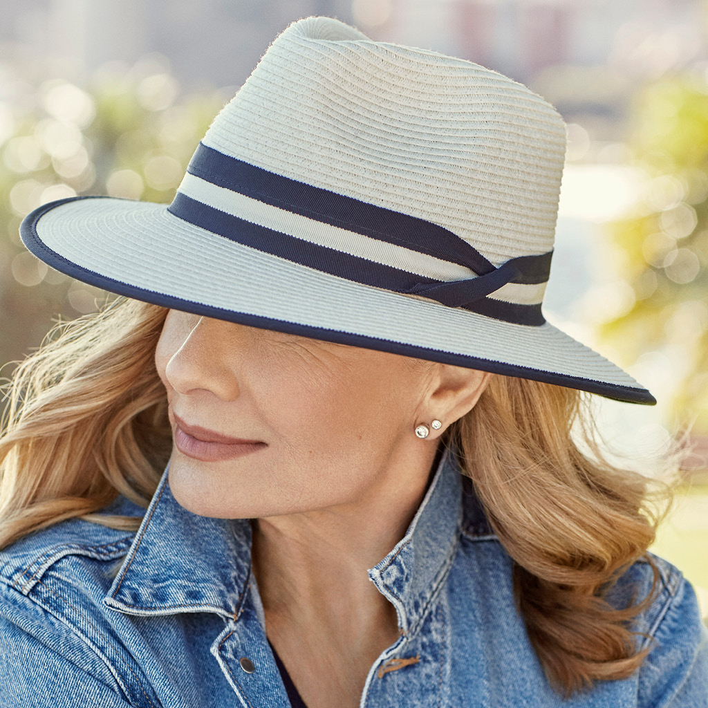 DH024 IVORY/NAVY 58CM (M) - WINDSOR FEDORA