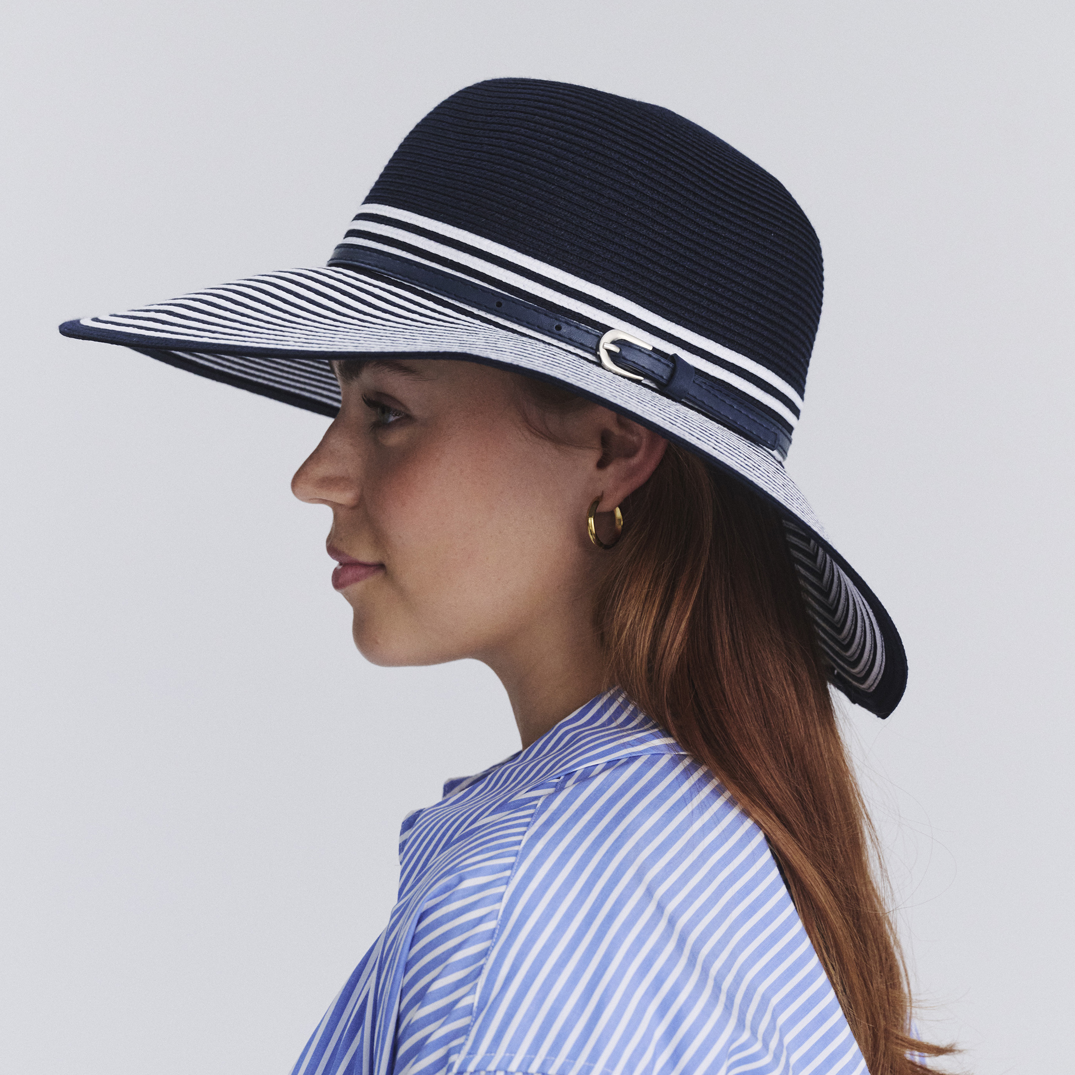 PL420 NAVY/WHITE 58CM (M/L) - AMY STRIPED CAPELINE