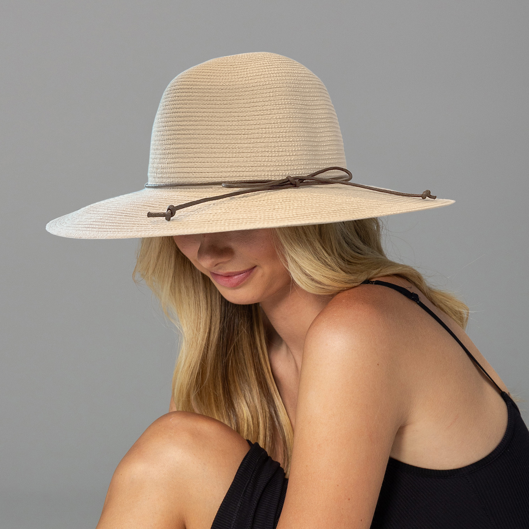 R1301 LATTE 58CM (M/L) - BERMUDA CAPELINE