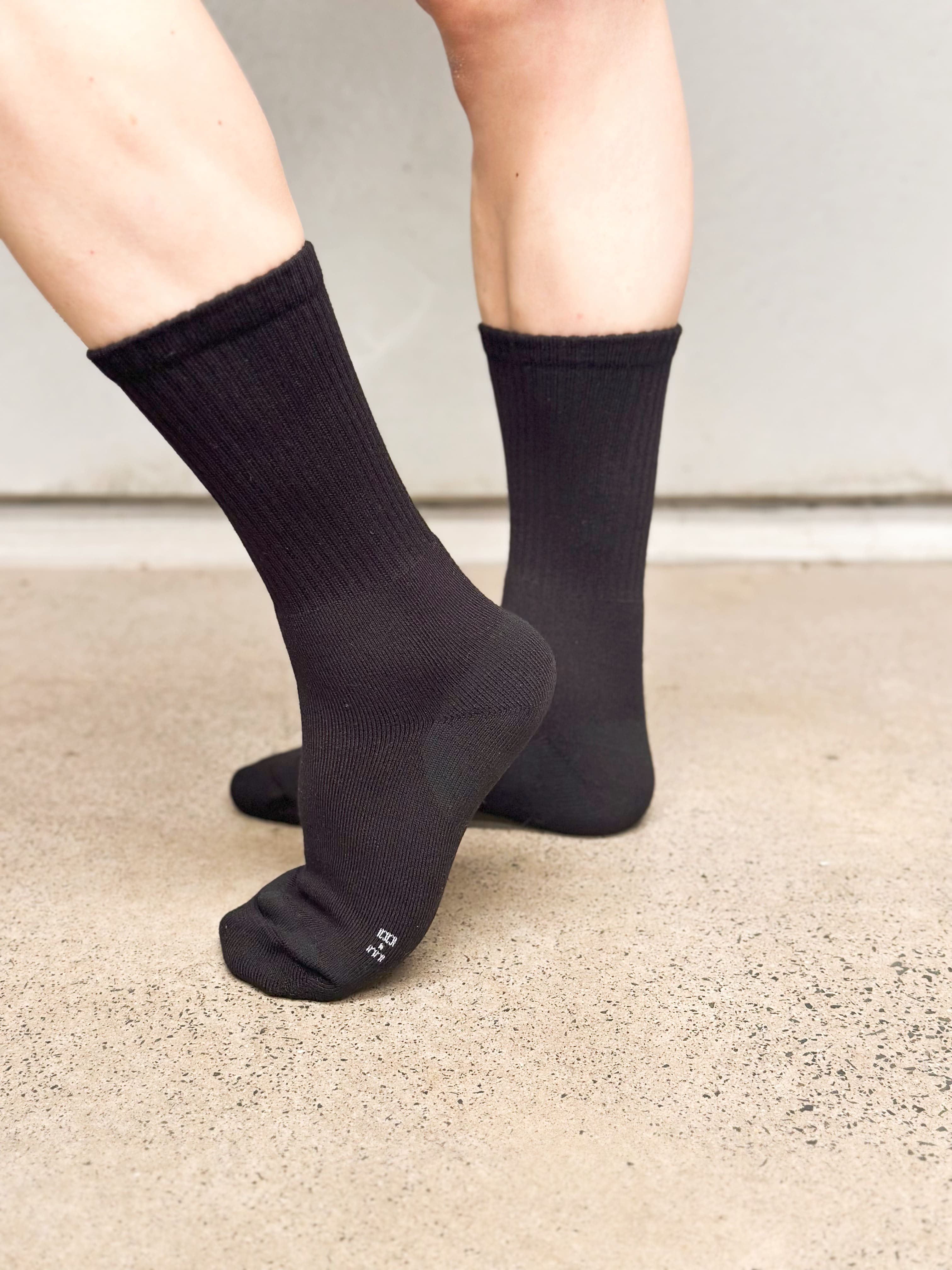 Non-Fluffling Bamboo Cushion Foot Crew Sport Socks | Black | Seamless