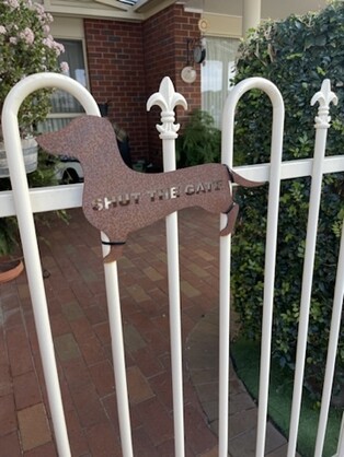 Dachshund ‘Shut The Gate’  - Garden Art Decoration - Sausage Dog Owner Gift - Outdoor Wall Art - Rusty Metal Wall Decoration