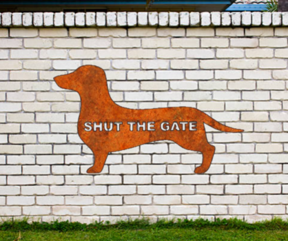 Dachshund ‘Shut The Gate’  - Garden Art Decoration - Sausage Dog Owner Gift - Outdoor Wall Art - Rusty Metal Wall Decoration