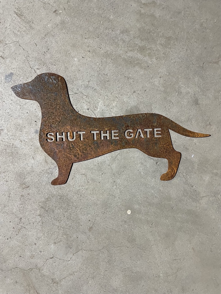 Dachshund ‘Shut The Gate’  - Garden Art Decoration - Sausage Dog Owner Gift - Outdoor Wall Art - Rusty Metal Wall Decoration