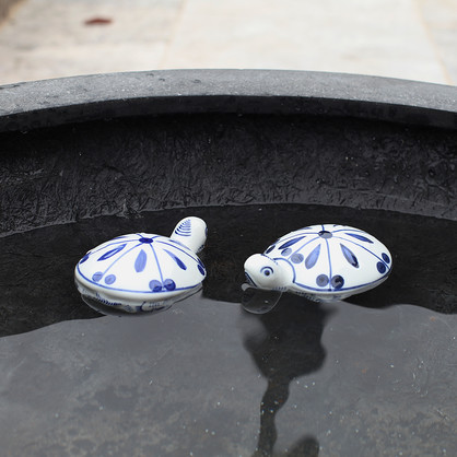 PE1004 - FLOATING BLUE AND WHITE TURTLE