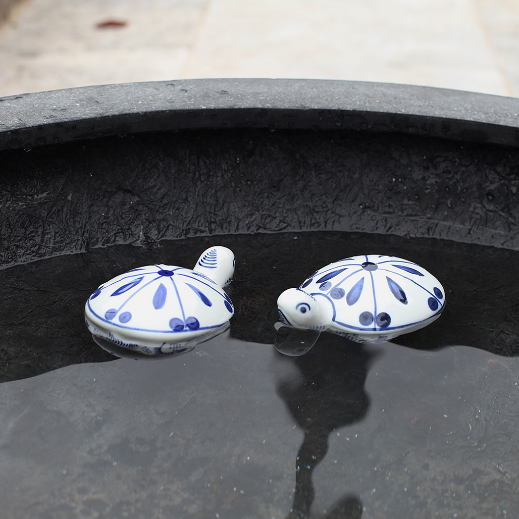 PE1004 - FLOATING BLUE AND WHITE TURTLE